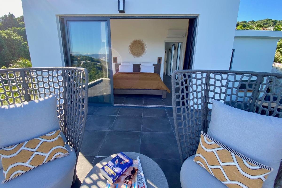 22 Location villa martinique_ Chambre-r1 terrasse